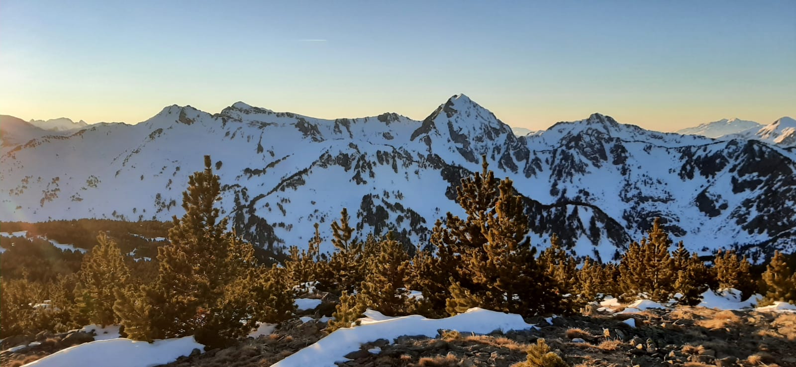 Panorámica desde la cima del Pic de Ginebre, 2.382 mts., en el centro derecha el Roc Blanc, y en el centro izquierda el Pic de La Tribuna y Pic de Baxouillade
